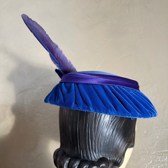 CHIC 1950's ROYAL BLUE VELVET & PURPLE SATIN DRAPED PANCAKE HAT WITH FEATHER - Picture 7 of 11